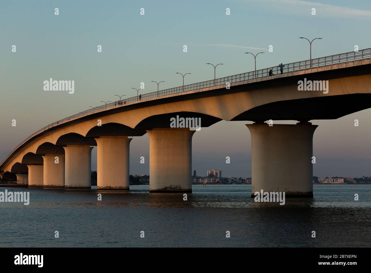 Sonnenaufgang über dem John Ringling Causeway in Sarasota, Florida, USA. Stockfoto
