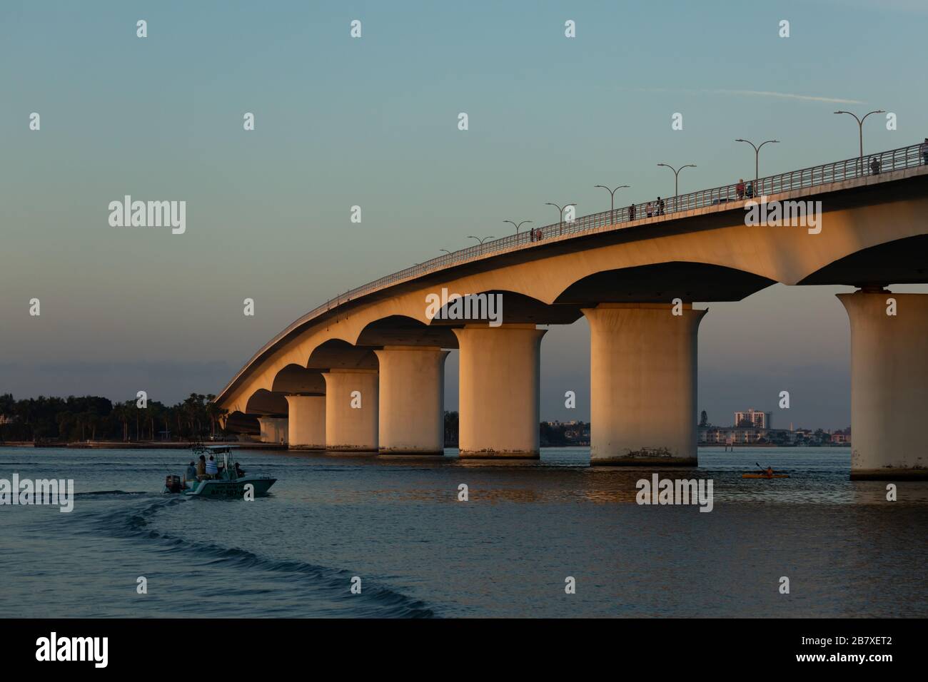 Sonnenaufgang über dem John Ringling Causeway in Sarasota, Florida, USA. Stockfoto