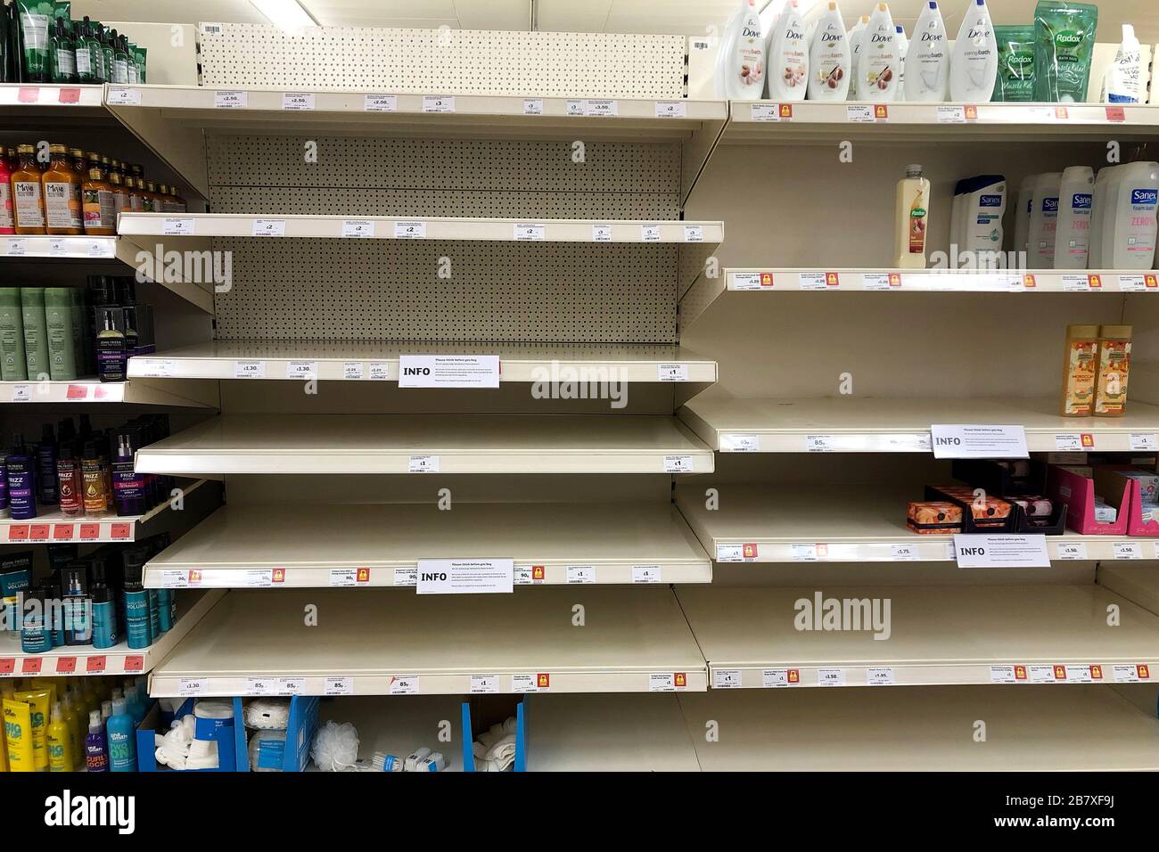 Leere Regale in einem Sainsburys Store am 18. März 2020 in Upton, Wirral, Großbritannien. Panikkäufe haben die Regale im Supermarkt geräumt Stockfoto
