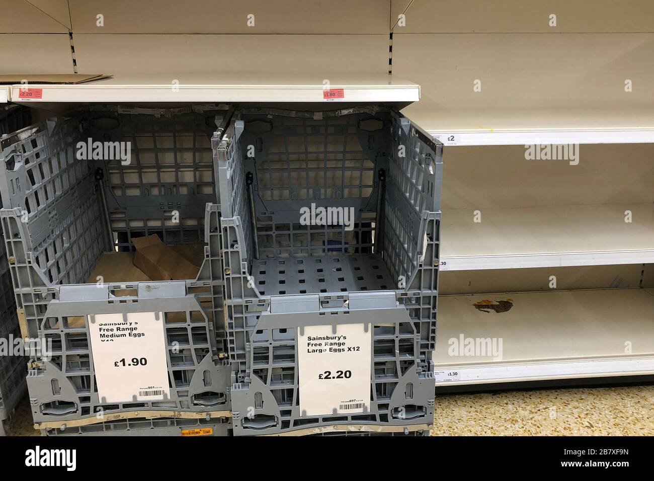 Leere Regale in einem Sainsburys Store am 18. März 2020 in Upton, Wirral, Großbritannien. Panikkäufe haben die Regale im Supermarkt geräumt Stockfoto