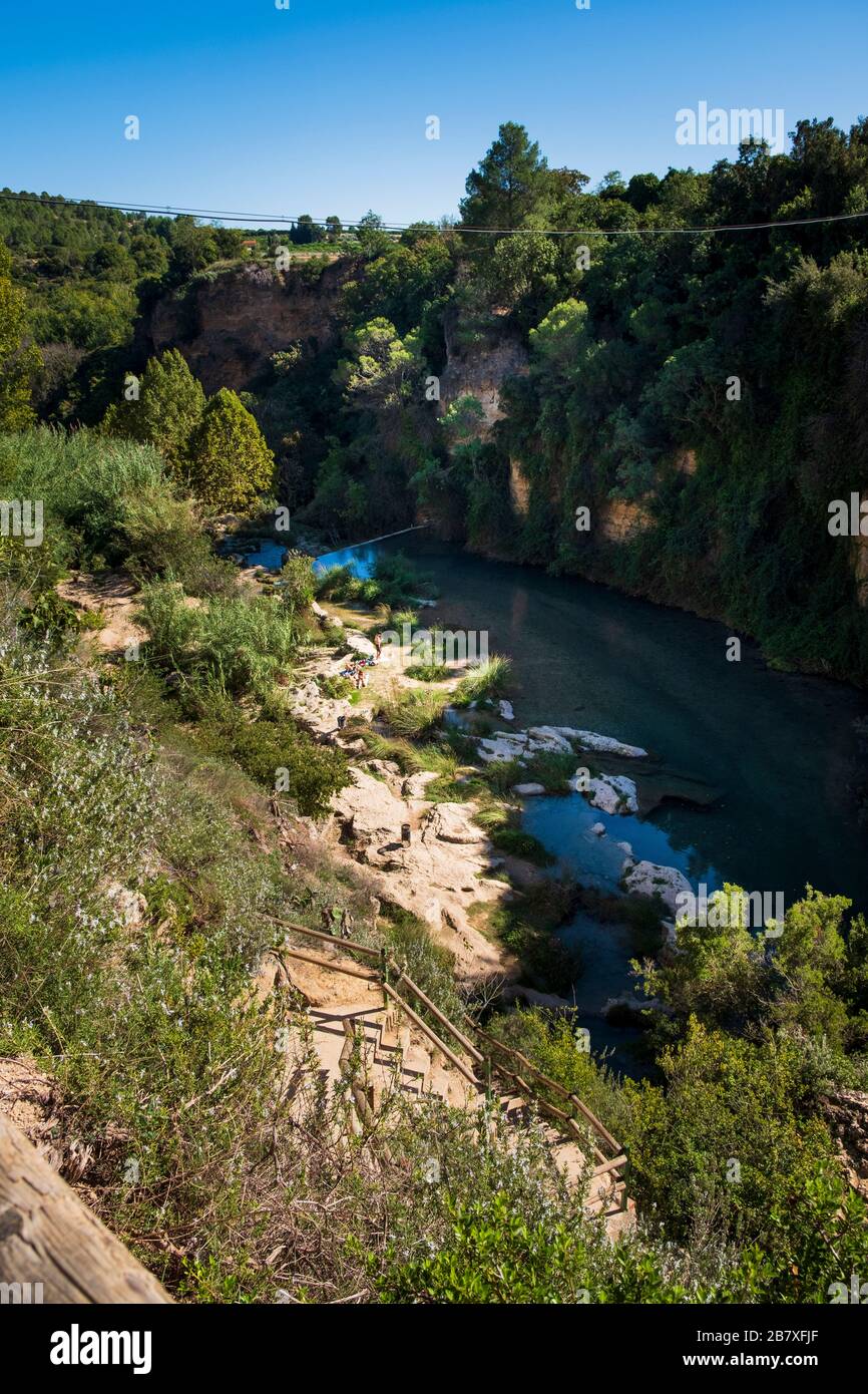 Der Gorgo de la Escalera ist ein wunderschönes Naturgebiet in der Nähe von Anna, wo er als ein großer Canyon erscheint, der vom Wasser des Flusses geformt wurde. Es ist ein Vorwurf Stockfoto