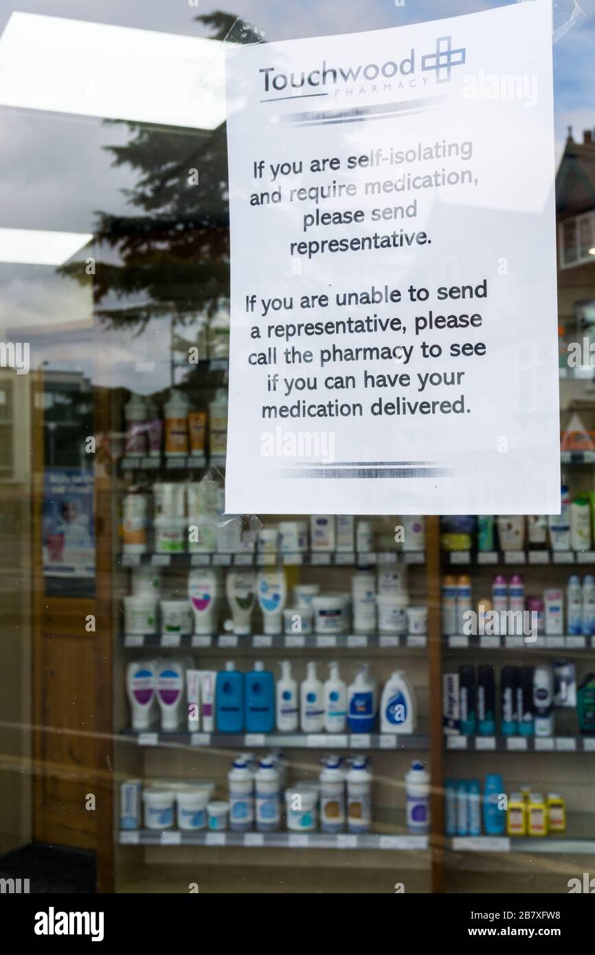 März 2020. Bromley, South London, Großbritannien. Melden Sie sich in einer Apotheke an und geben Sie den Menschen Anweisungen, die sich als Reaktion auf die Pandemie von Covid 19 Coronavirus selbstisolierend verhalten. Credit UrbanImages-News/Alamy Stockfoto