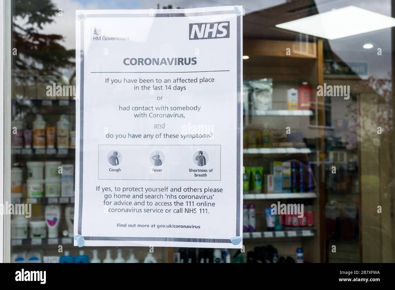 März 2020. Bromley, South London, Großbritannien. Melden Sie sich in einer Apotheke an und geben Sie Anweisungen an Personen, die möglicherweise mit dem Covid 19 Coronavirus in Kontakt waren. Credit UrbanImages-News/Alamy Stockfoto