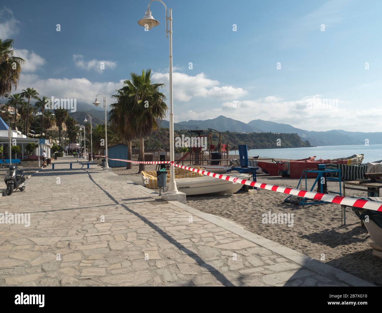 Spanische Polizei schließt Parks auf Grund von Covid 19, einschließlich des Strandes in Burriana, Nerja, Spanien, auf Stockfoto