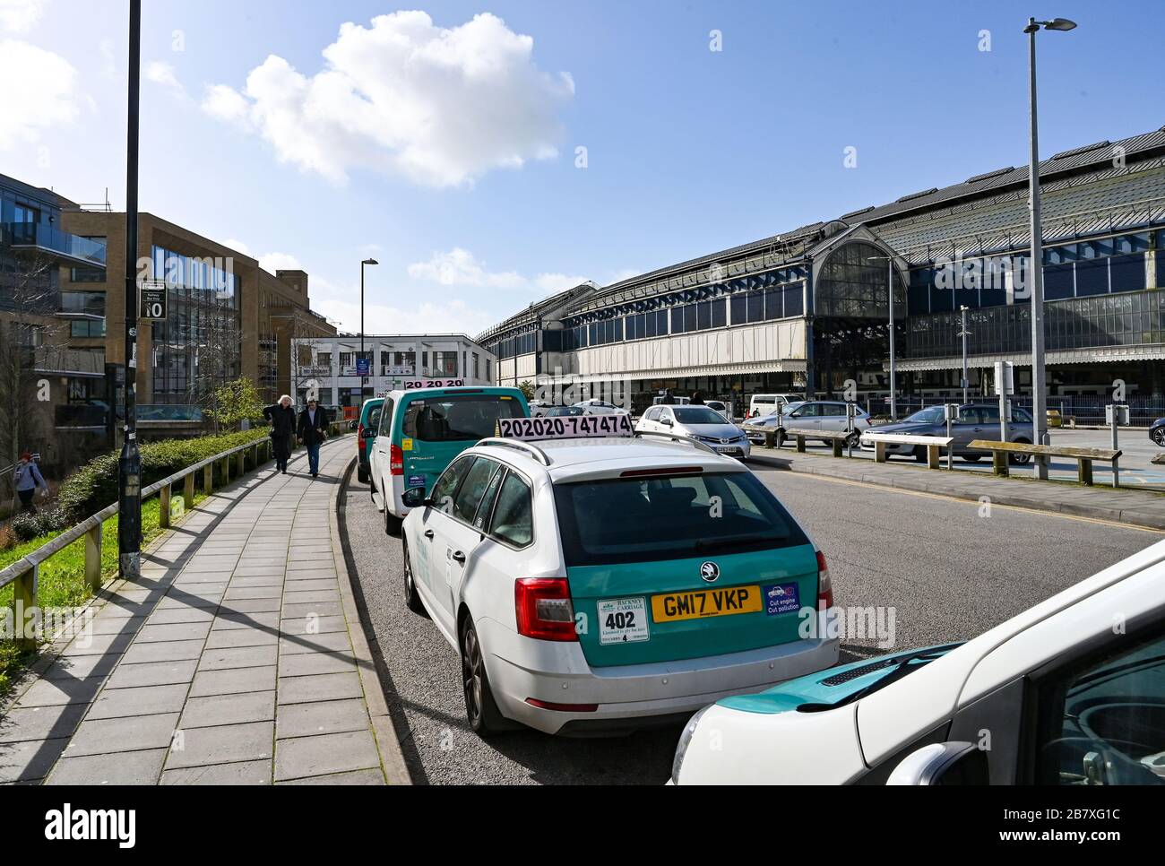 Taxis, die auf der Rückseite des Bahnhofs Brighton während der Coronavirus COVID-19-Pandemie-Krise in Großbritannien geparkt wurden Stockfoto