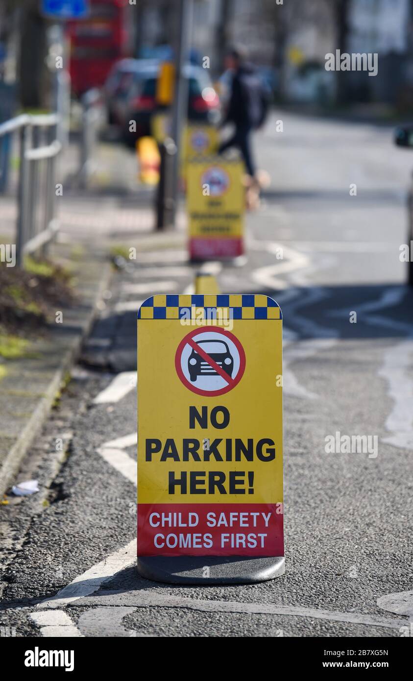 Kein Parkplatz für Schilder zur Kindersicherheit vor der Elm Grove Primary School Brighton UK Stockfoto