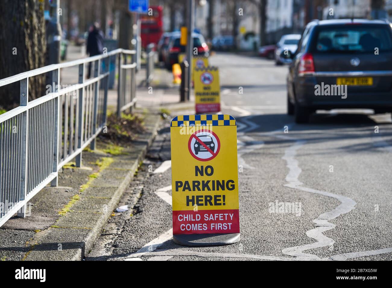 Kein Parkplatz für Schilder zur Kindersicherheit vor der Elm Grove Primary School Brighton UK Stockfoto