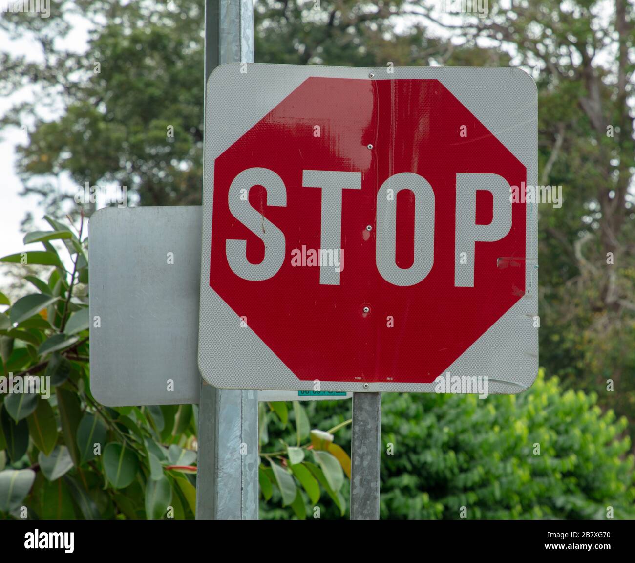 Achteckiges Stoppschild auf einem weißen Platz, der in einer Straße in Singapur zu sehen ist. Stockfoto