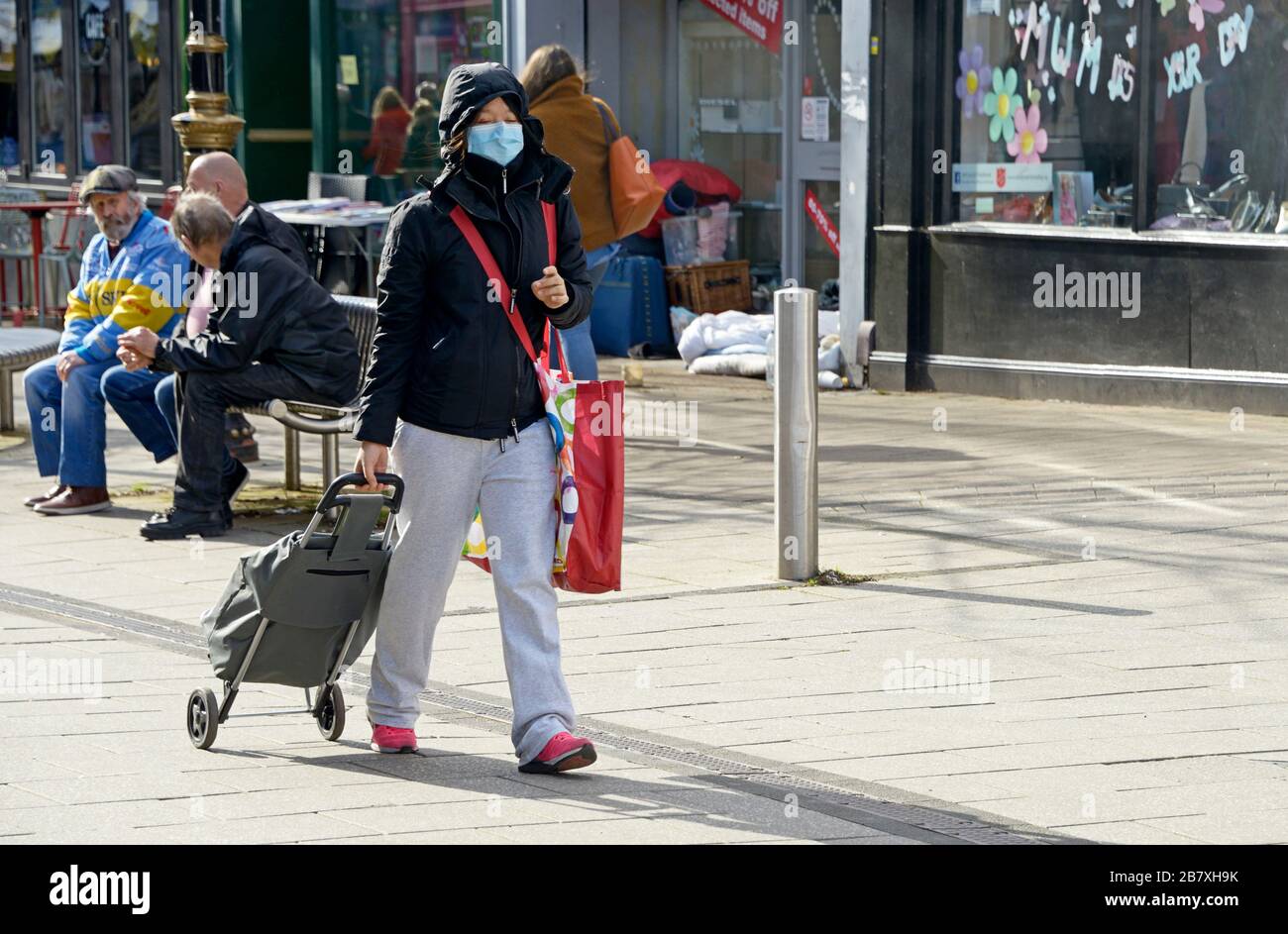 Junge Chinesin, mit Maske, geht einkaufen. Während des Corona-Virus-Ausbruchs Stockfoto