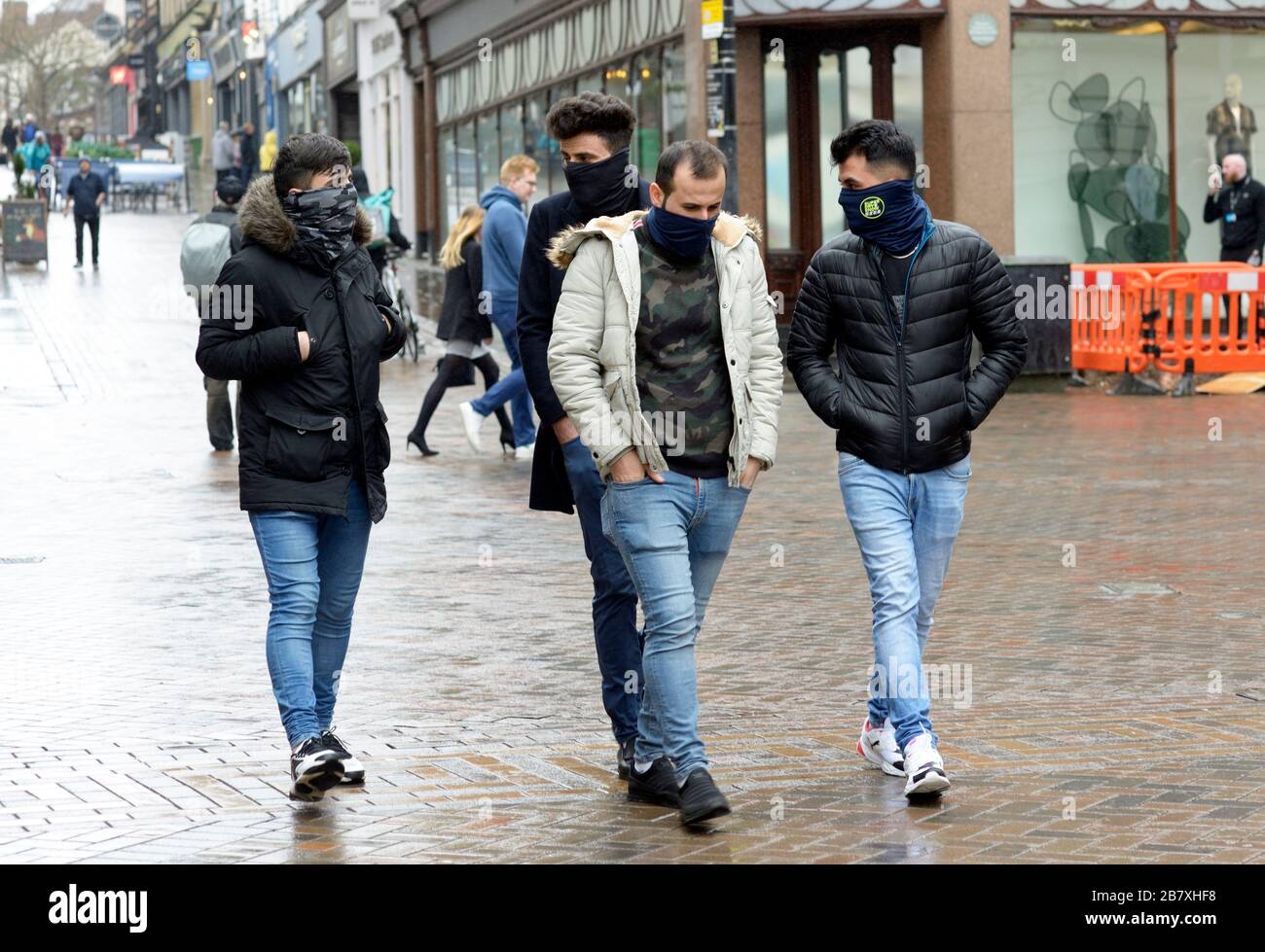 Vier Jungs, alle mit Masken, während des Corona-Virus-Ausbruchs, in Nottingham. Stockfoto