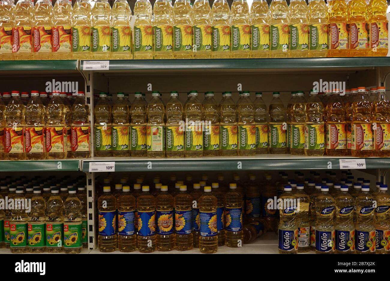 Sonnenblumen-Saatöl im Supermarkt während der COVID-19-Pandemie in Russland, Astrachan Stockfoto