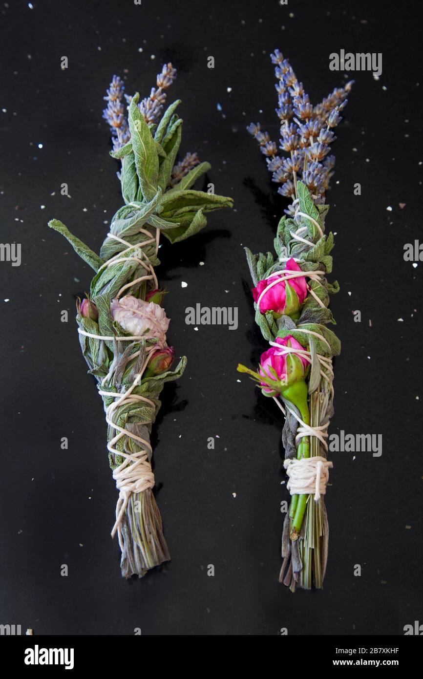 Salbei, Rose und Lavendel verschmieren auf schwarzem Hintergrund Stockfoto