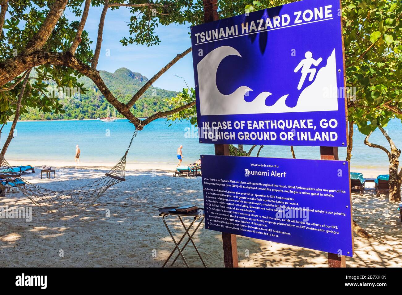 Warnschild der Tsunami-Gefahrenzone am Strand an der Ardamanensee, Langkawi, Malaysia, Asien Stockfoto