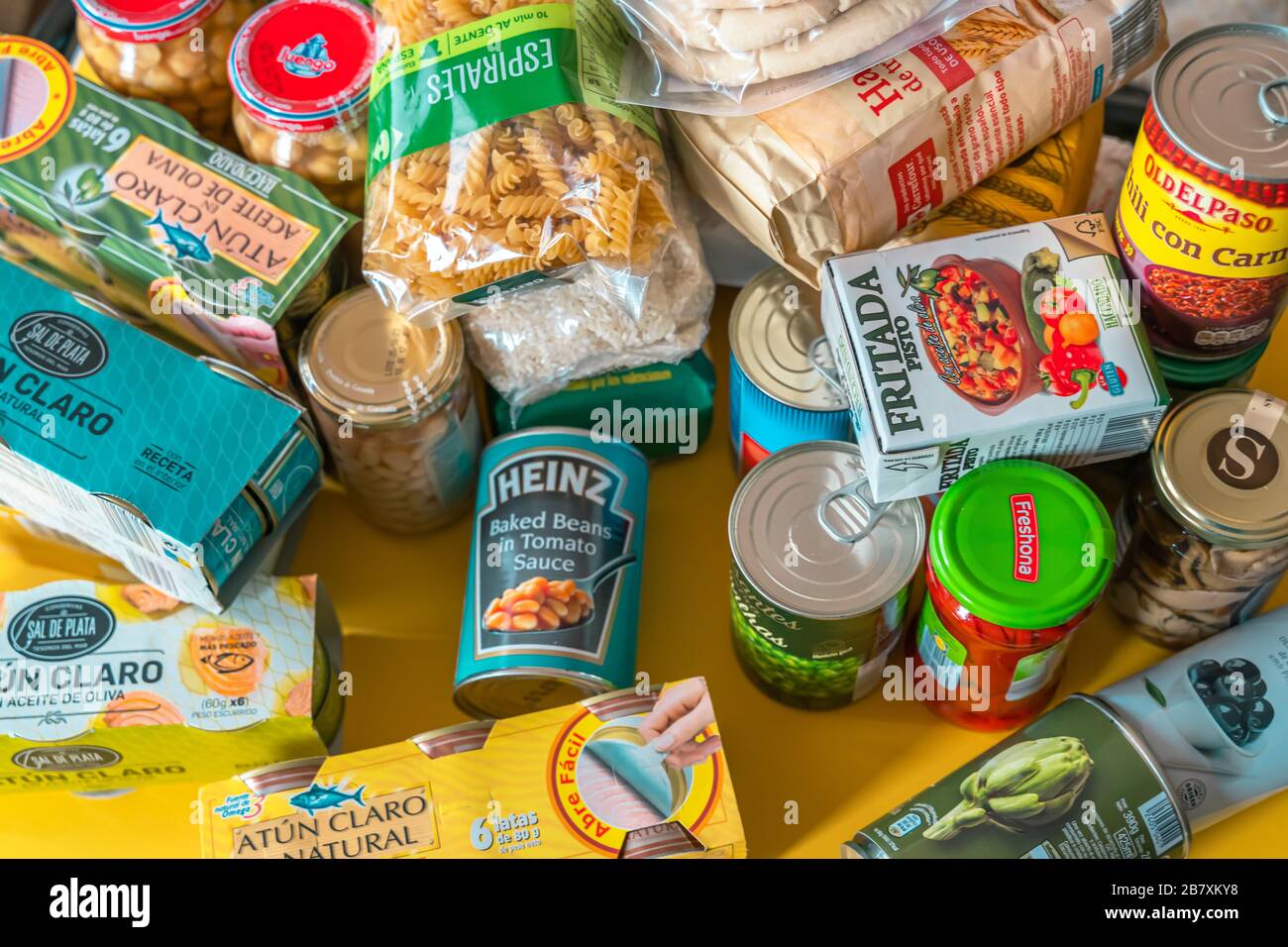 Hausnahrung Pantry Lagerung der Bereitstellung, um Coronavirus COVID 19 Pandemie während der Quarantäne zu überleben. Thunfisch, Nudeln, Hafer und andere grundlegende Lebensmittel Stockfoto