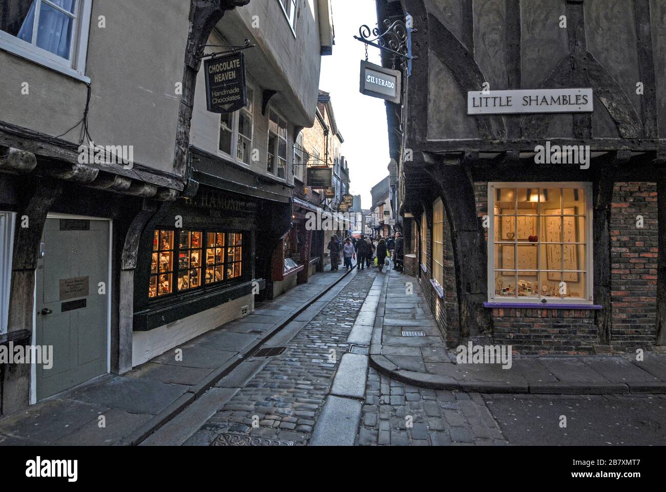 An der Ecke von 'Shambles', wie bekannt, befindet sich wenig Scham, die älteste gepflasterte Straße mit ihren jahrhundertealten überhängenden mittelalterlichen Gebäuden Stockfoto