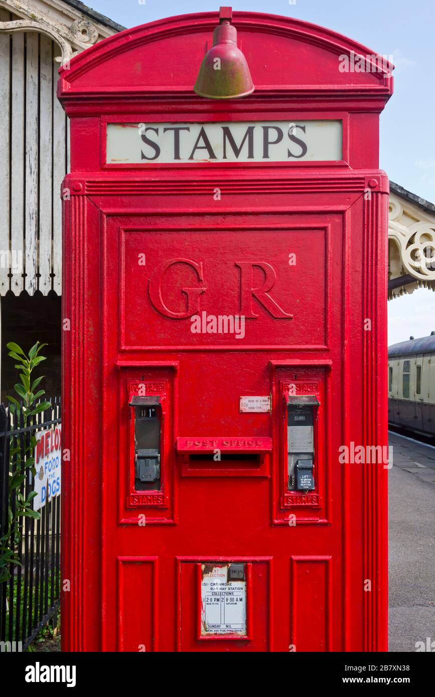 Vintage-Telefonbox in Form eines automatisierten Mini-Post-Büros auf dem Bahnsteig des Bahnhofs Cranmore in Somerset an der East Somerset Railway Stockfoto