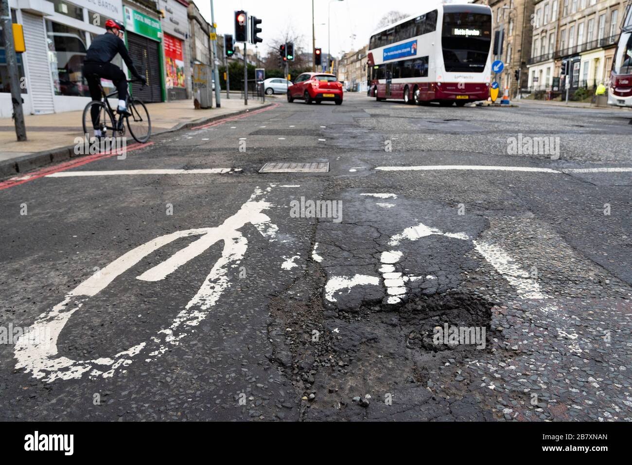 Große Schlagloch auf dem Radweg in Edinburgh, Schottland, Großbritannien Stockfoto