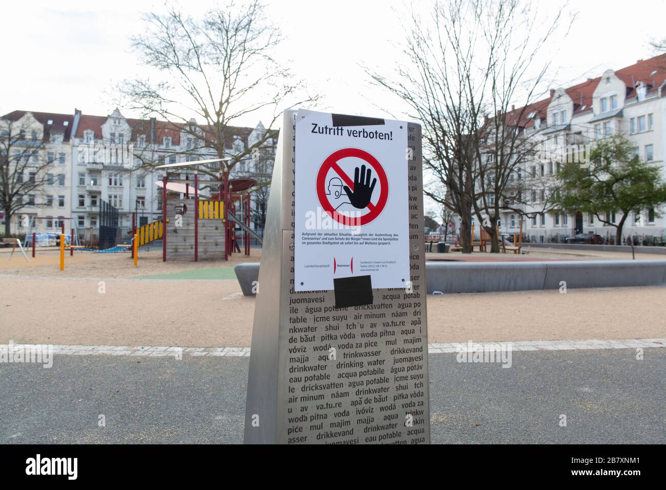 Geschlossener Spielplatz am Hannovers Moltkeplatz wegen der Corona-Pandemie. Ein Schild am Eingang sagt, dass der Zutritt verweigert wird. Stockfoto