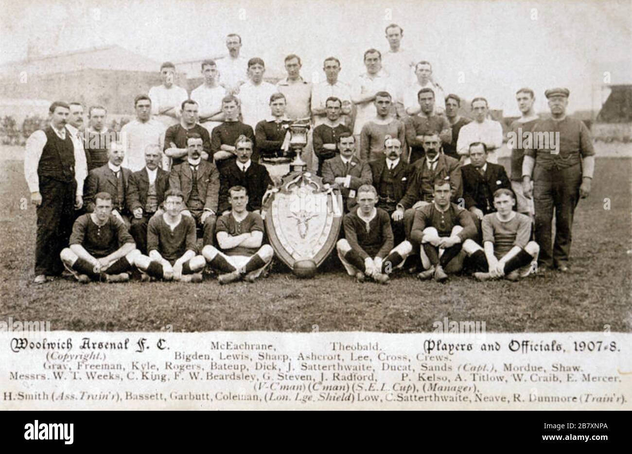 WOOLWICH ARSENAL FUSSBALLMANNSCHAFT 1908 posiert mit einem Schild, wahrscheinlich die London Professional Footballers Association Charity Fund Match Trophäe. Stockfoto