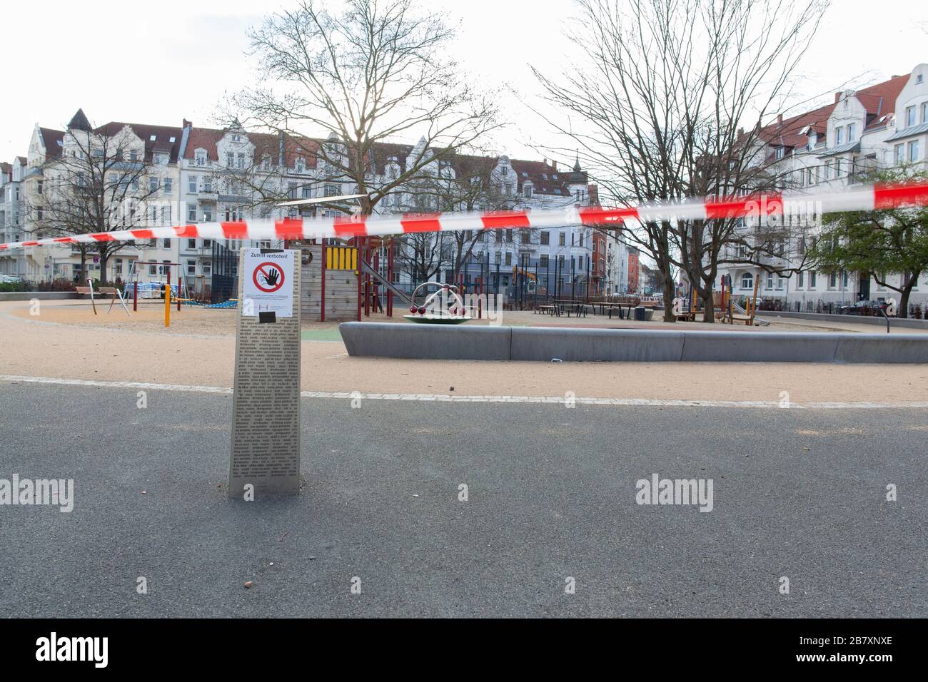 Geschlossener Spielplatz am Hannovers Moltkeplatz wegen der Corona-Pandemie. Ein Schild am Eingang sagt, dass der Zutritt verweigert wird. Stockfoto
