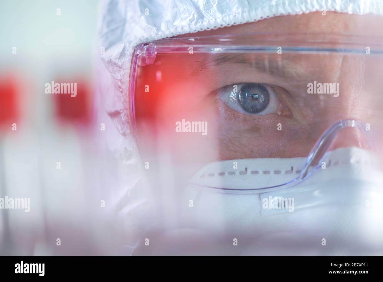 Virologen im Gesundheitswesen analysieren die Blutprobe in Laborröhrchen, schließen die medizinischen Mitarbeiter, die arbeiten, selektive Fokussierung Stockfoto