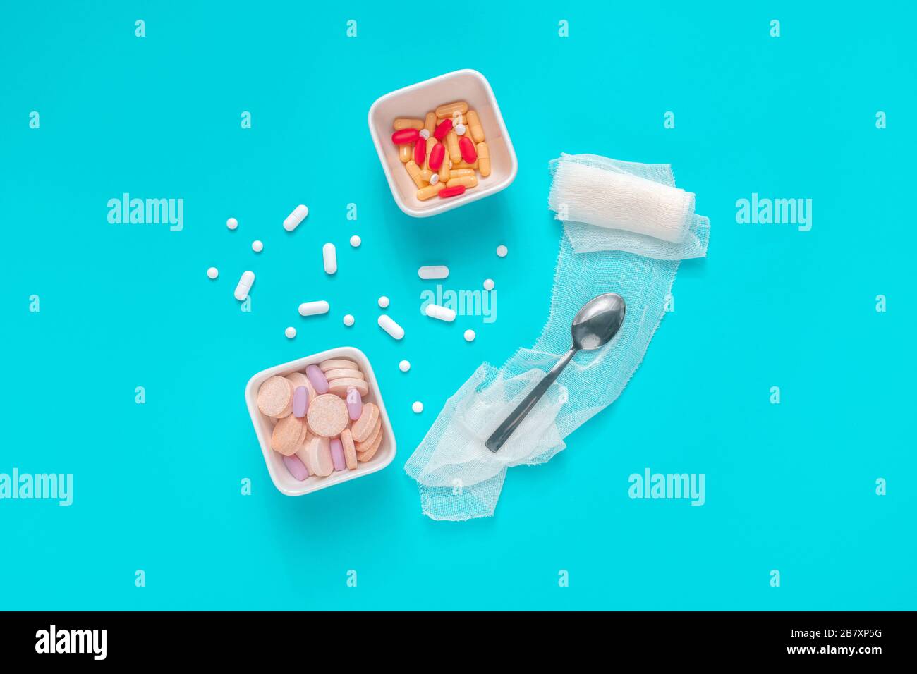Pillen- und Drogenmissbrauchskonzept Draufsicht flaches Lay mit Medikamenten serviert als Lebensmittel auf blauem Hintergrund Stockfoto