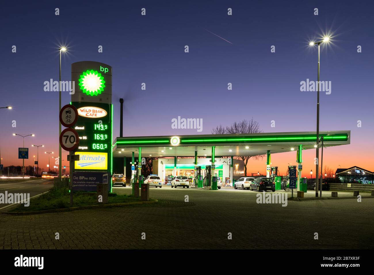 BP (British Petroleum) Tankstelle und Geschäft mit farbenfrohem Abendhimmel im Hintergrund. Stockfoto