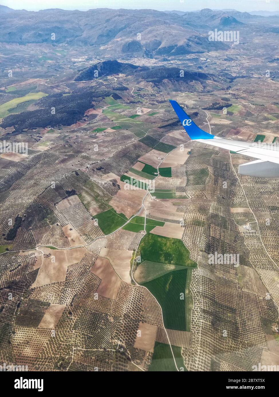 GRANADA, SPANIEN - 12. März 2020: Luftbild der Natur und der Straßen rund um die Stadt Granada, Spanien von einem Flugzeug der Firma Air Europa aus gesehen Stockfoto