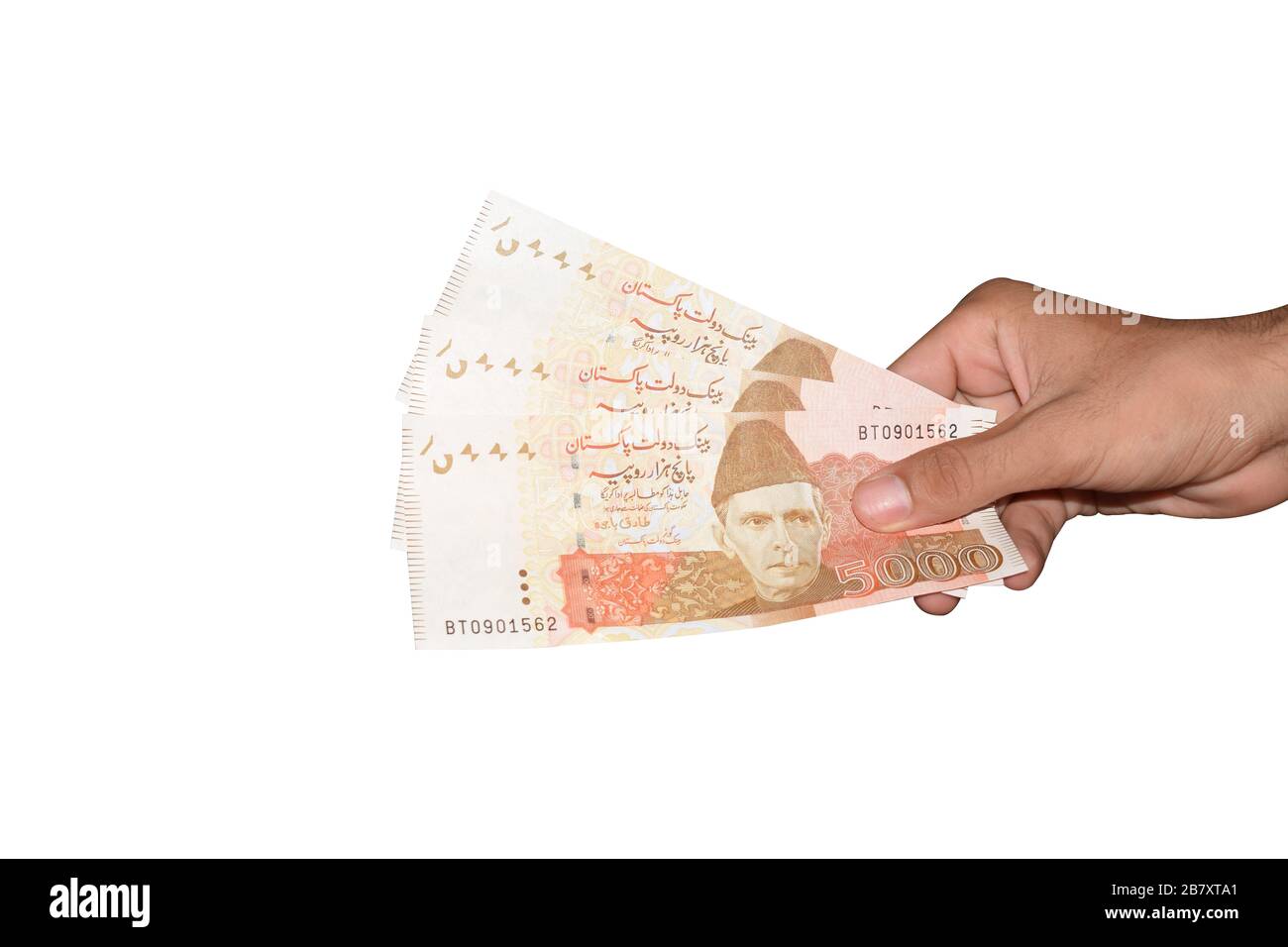 Pakistanische 5000 Note in der Hand halten, isoliert auf weißem Hintergrund Stockfoto