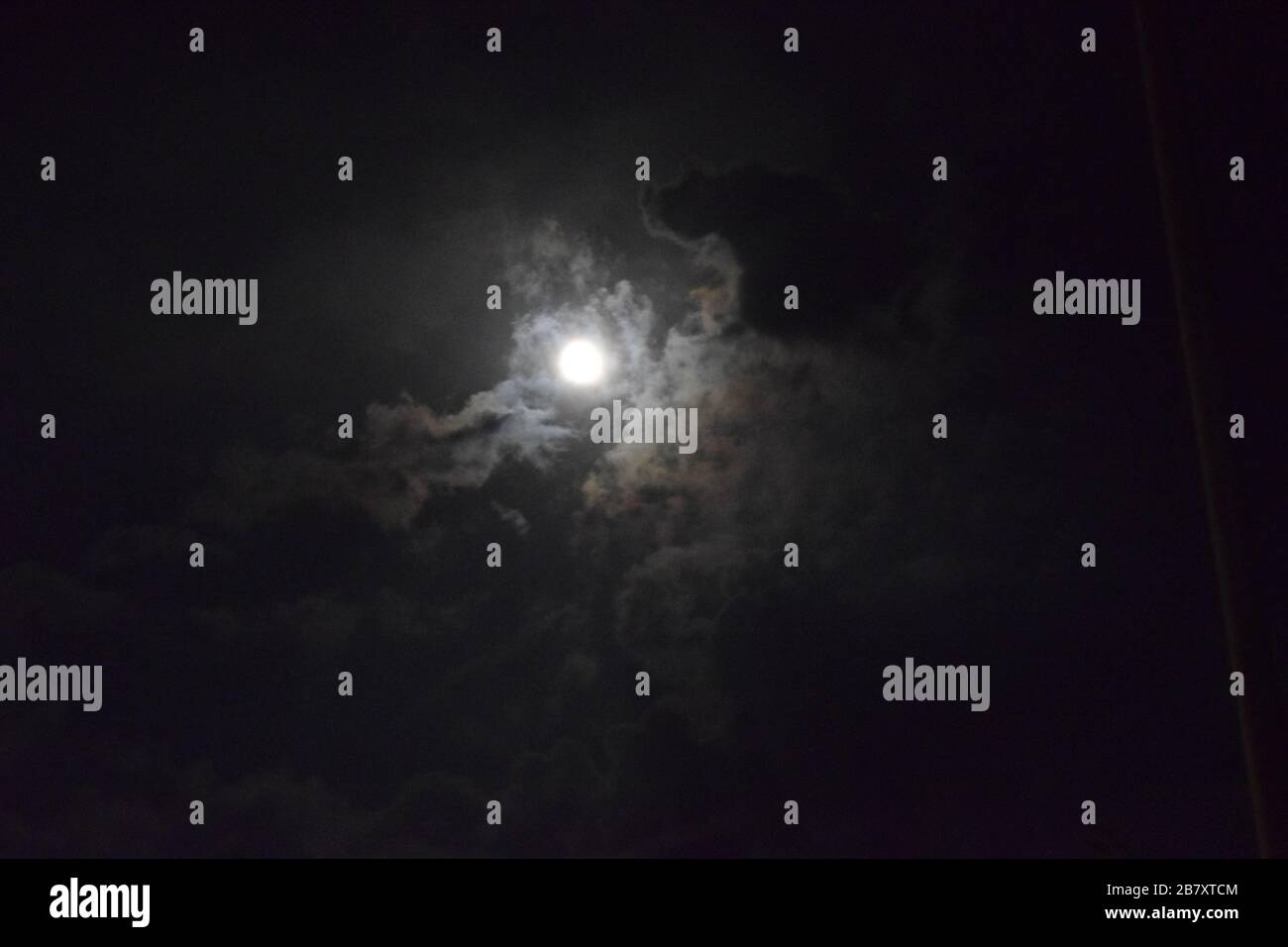 Schöner Nachtblick auf den Mond mit Wolken Stockfoto
