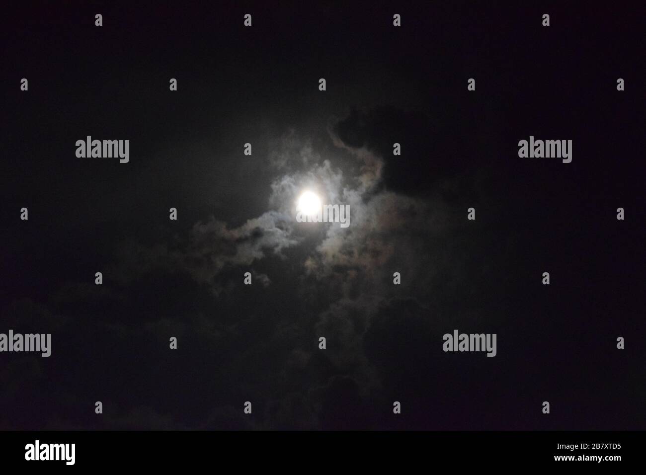 Schöner Nachtblick auf den Mond mit Wolken Stockfoto