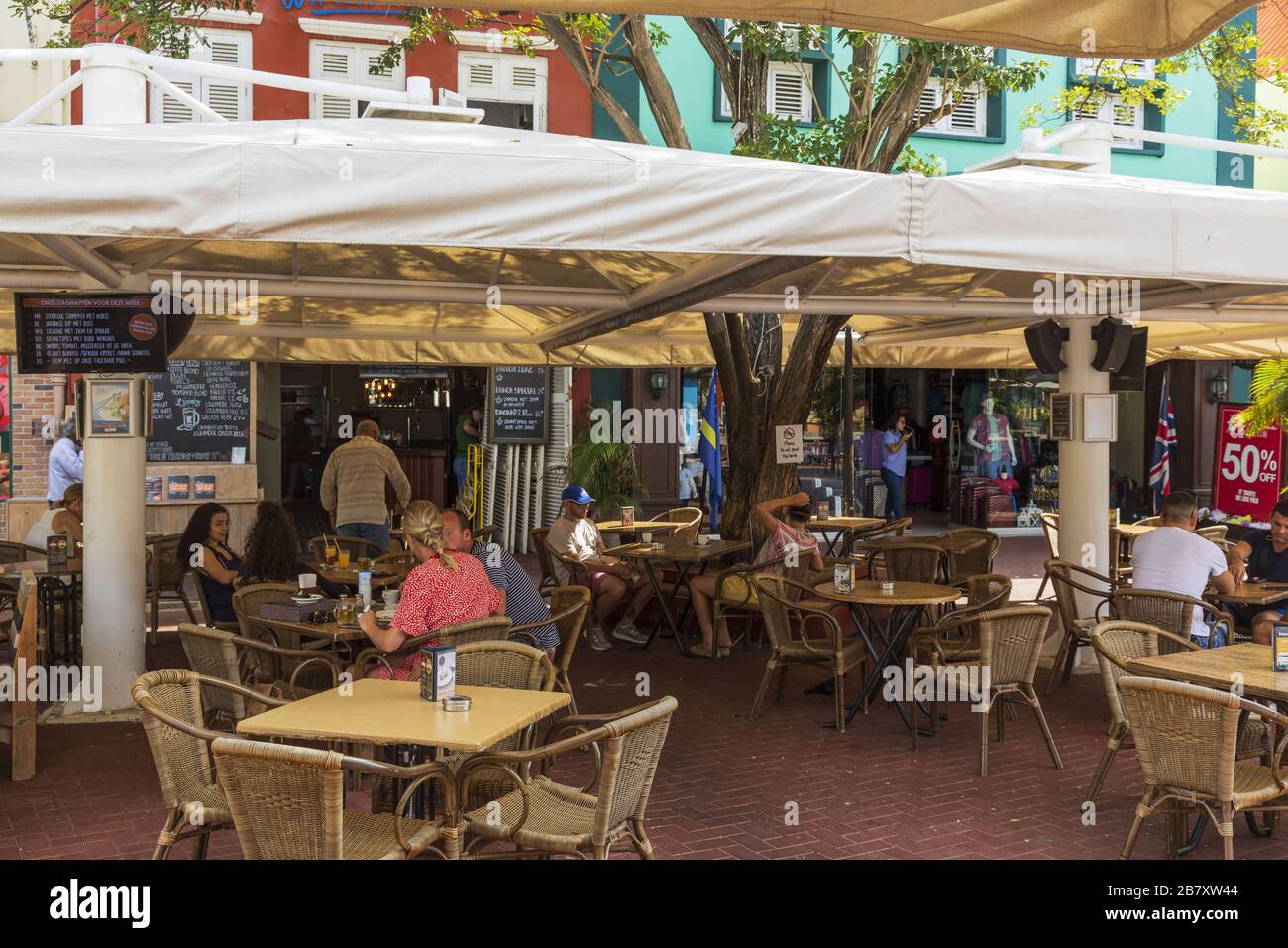 Nahansicht des Café im Freien mit Kunden an einigen Tischen. Tourismuskonzept. Willemstad. Curacao. Stockfoto