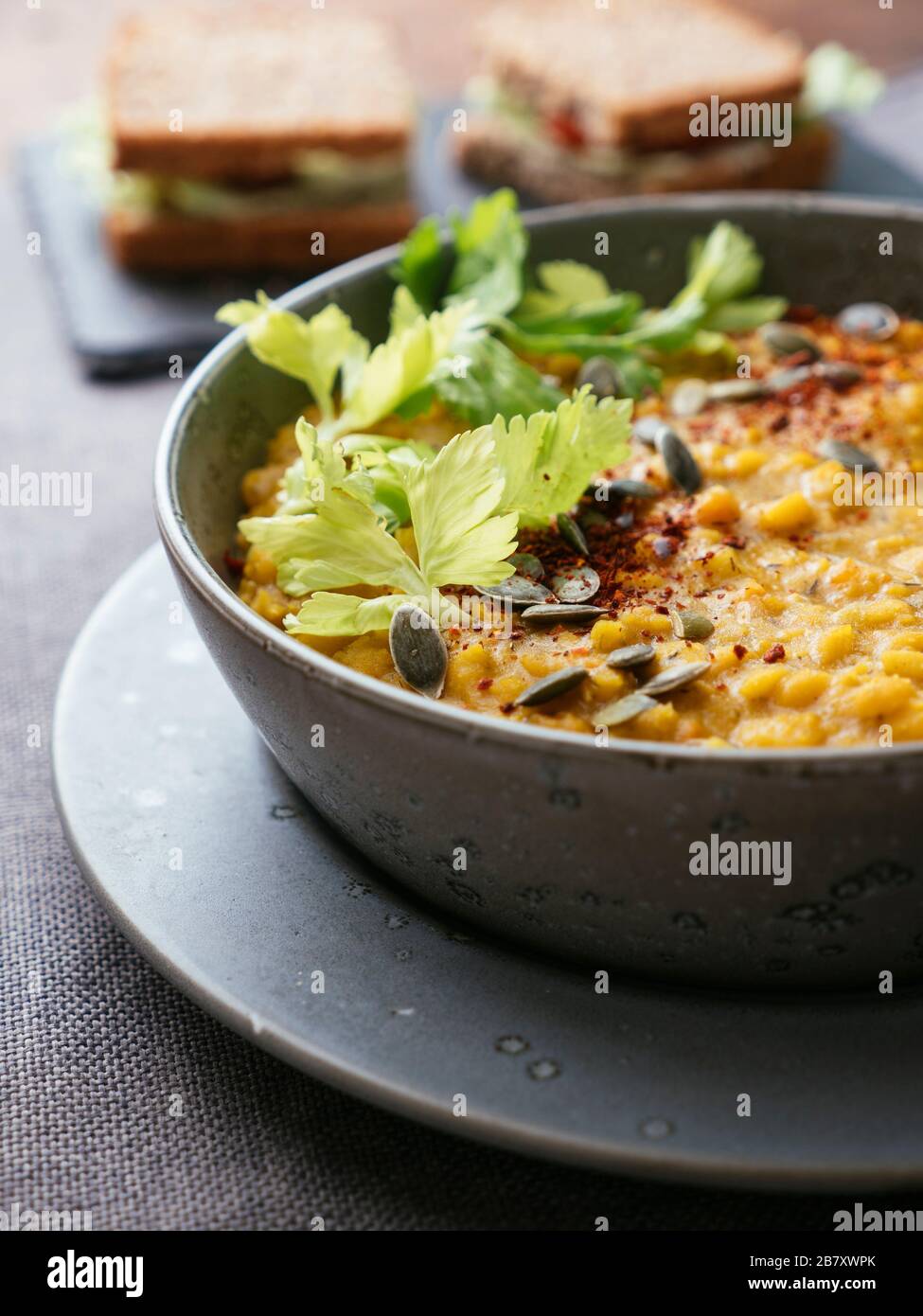 Hausgemachte gelbe Suppe mit gespalttem Erbsen Stockfoto