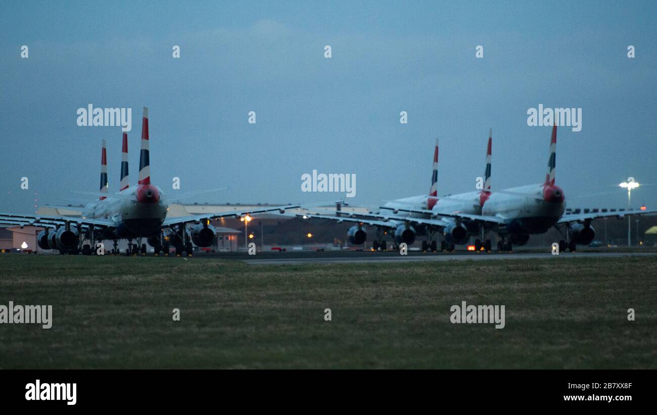 Glasgow, Großbritannien. März 2020. Abgebildet: Die britischen Luftwege Airbus A321 Jets stehen auf dem Asphalt des Internationalen Flughafens Glasgow, da British Airways und andere Fluggesellschaften beschlossen, eine massive Anzahl von Flügen abzubrechen, um die Verbreitung des Coronavirus zu stoppen. Auch einige Länder akzeptieren keine britischen Flüge, was den wirtschaftlichen Abschwung, den die britische Luftfahrt derzeit erlebt, noch weiter verstärkt. Kredit: Colin Fisher/Alamy Live News Stockfoto