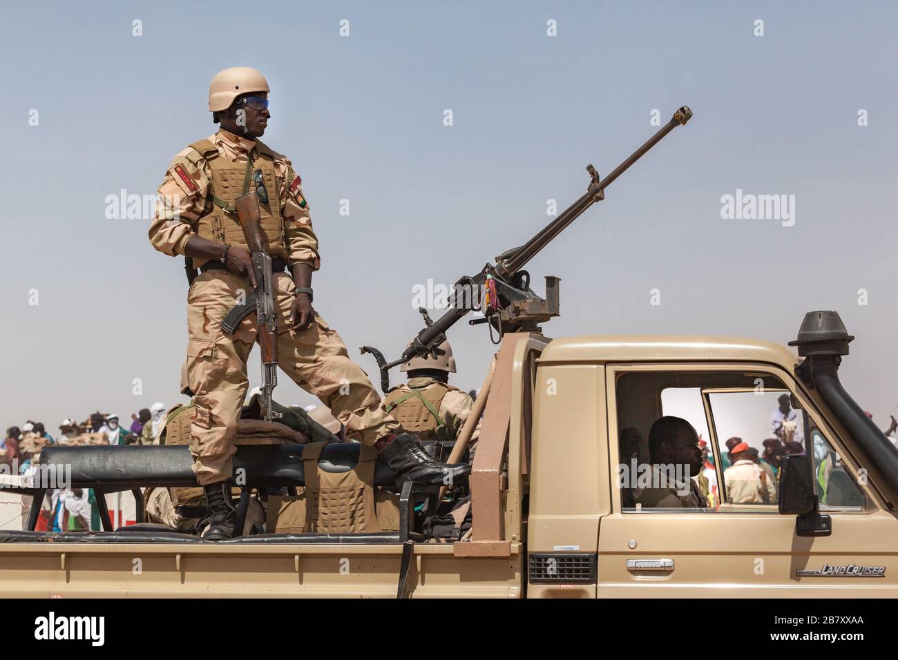 Militärwagen mit bewaffneten Soldaten Wachen in Tarnkappenwüste der Sahara Stockfoto