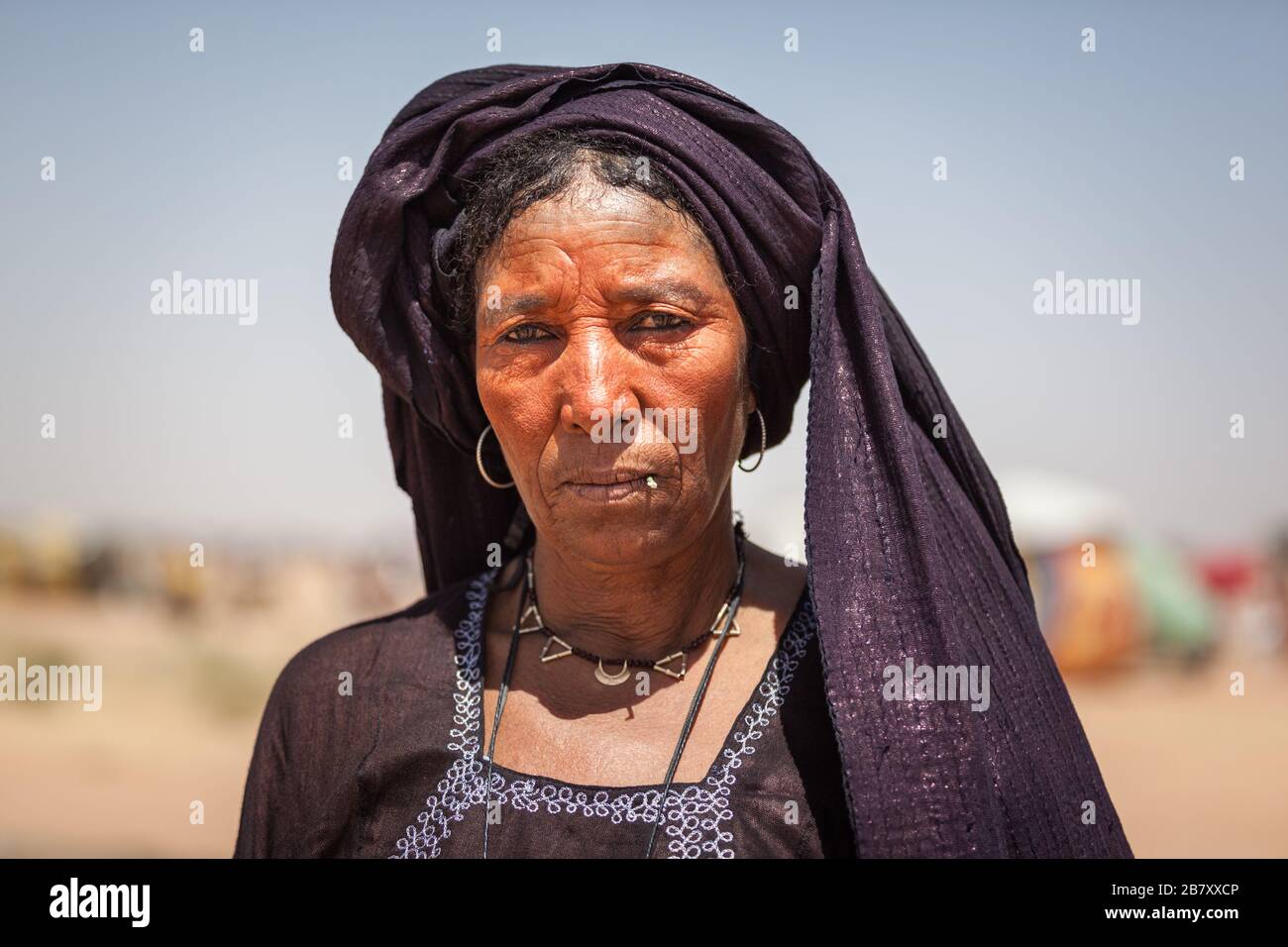 Ingall, Niger: Fulani-Frau im traditionellen Turban schließt Sahara aus Stockfoto
