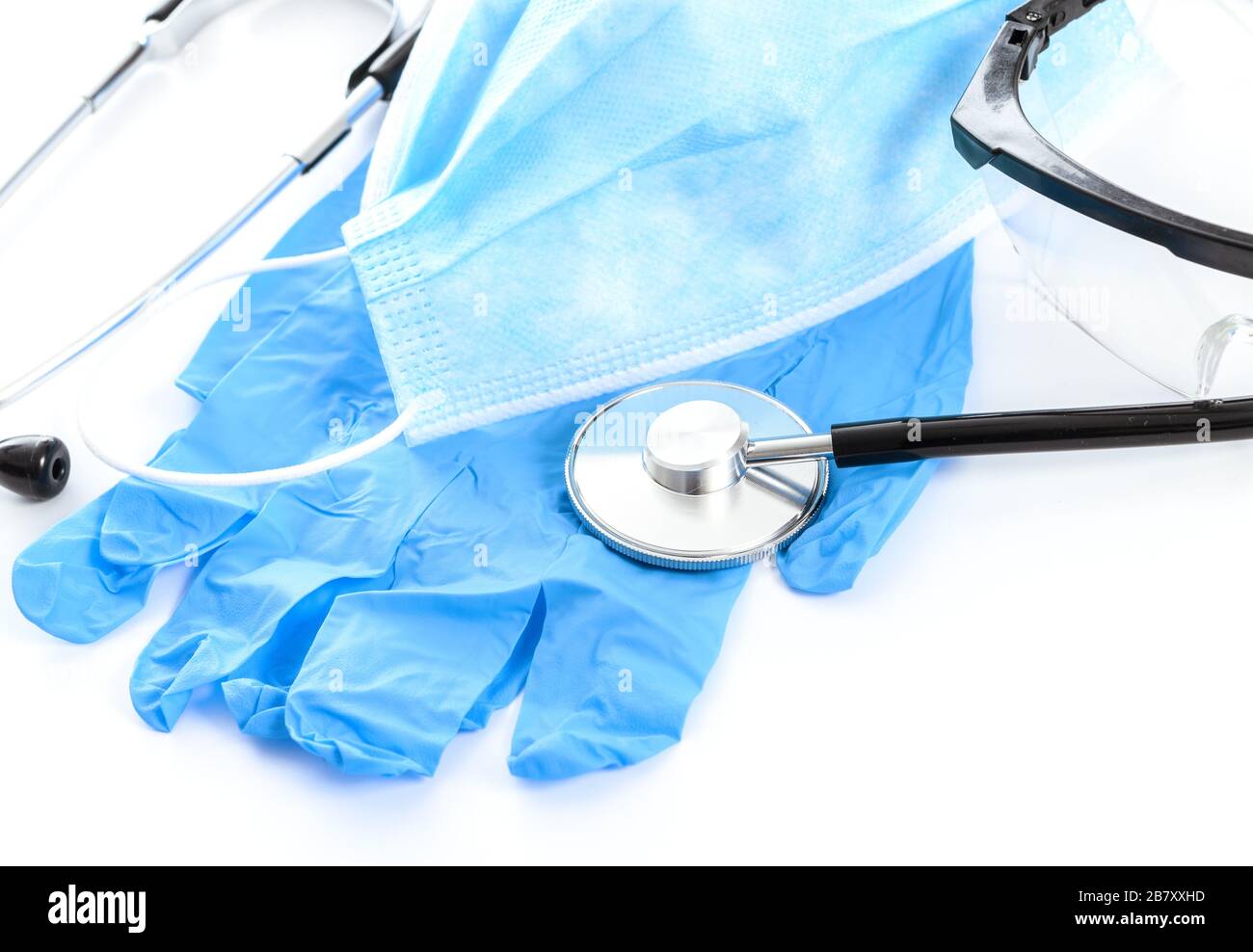 Konzept der medizinischen Schutzausrüstung während einer Virus-Epidemie - chirurgische Maske, Brille, Stethoskop und medizinische Handschuhe. Stockfoto