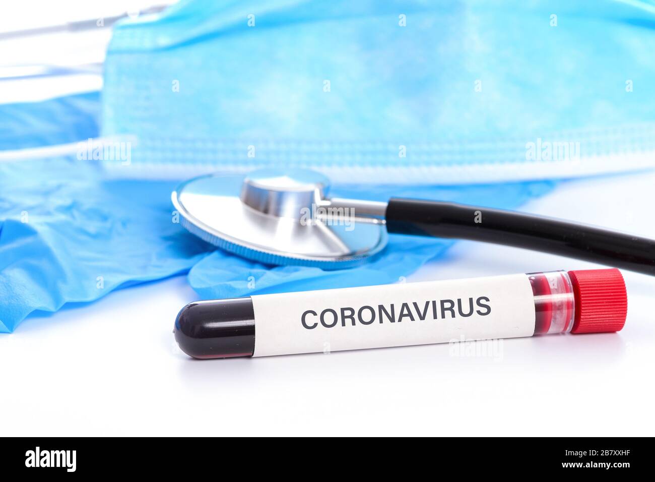 Virus COVID-19 Pandemiekonzept - Blutprobe mit Coronavirus Text auf dem Schreibtisch im Labor. Stockfoto