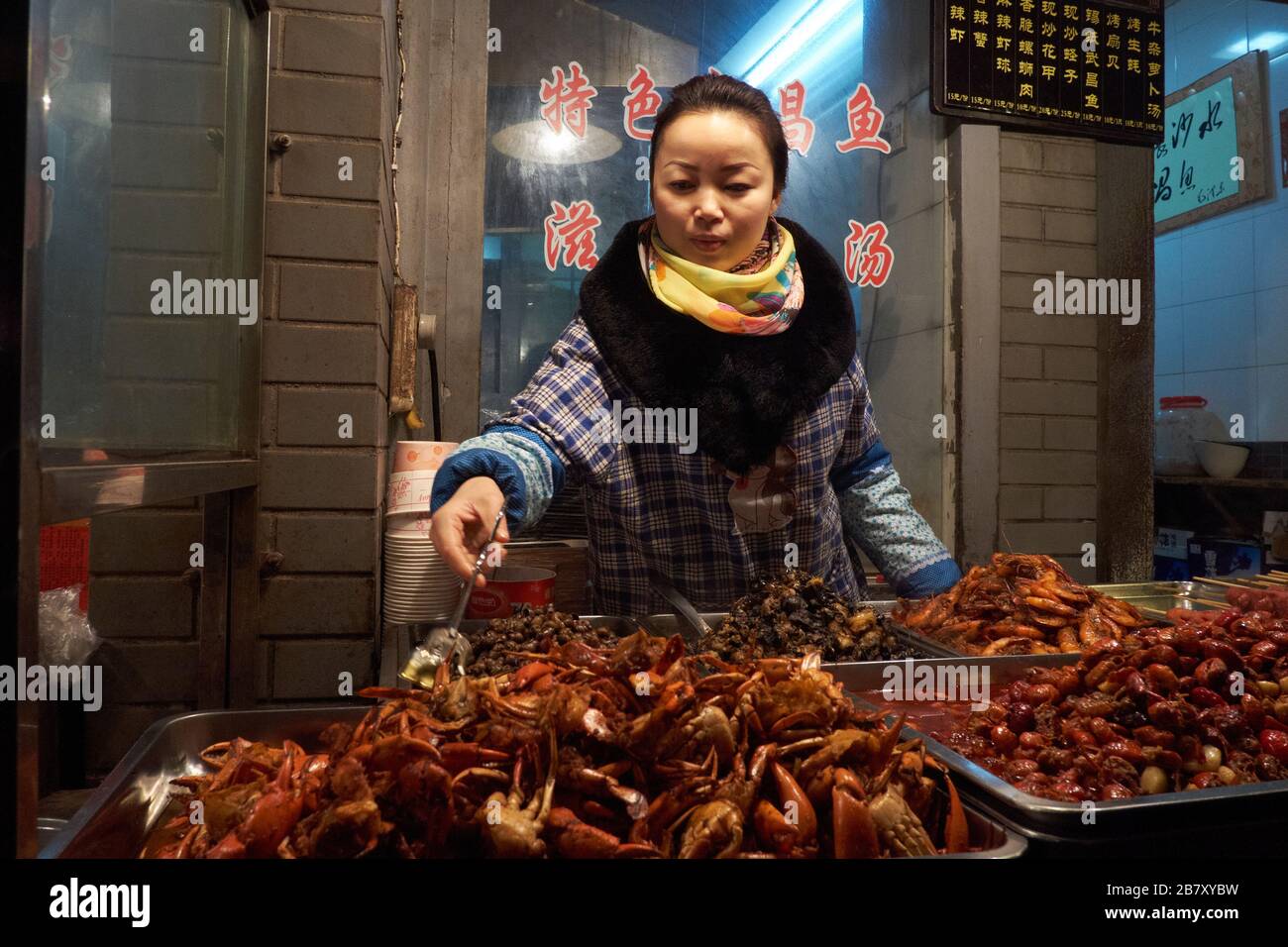 Wuhan, China in der Provinz Hubei, wurde 2013 gedreht und zeigt Stallhalter, die gekochte Speisen zubereiten und servieren. Stockfoto