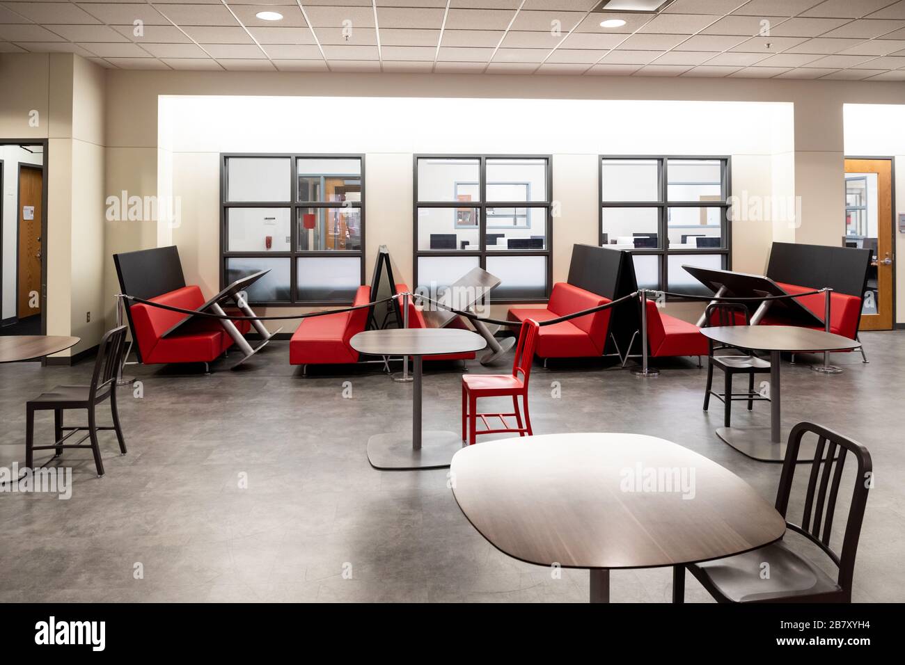 Sitzkabinen wurden abgebaggt, um den Zugang zu beschränken und so die Exposition gegenüber COVID-19 im Gebäude der University of Nebraska-Lincoln Student Union zu verhindern. Stockfoto