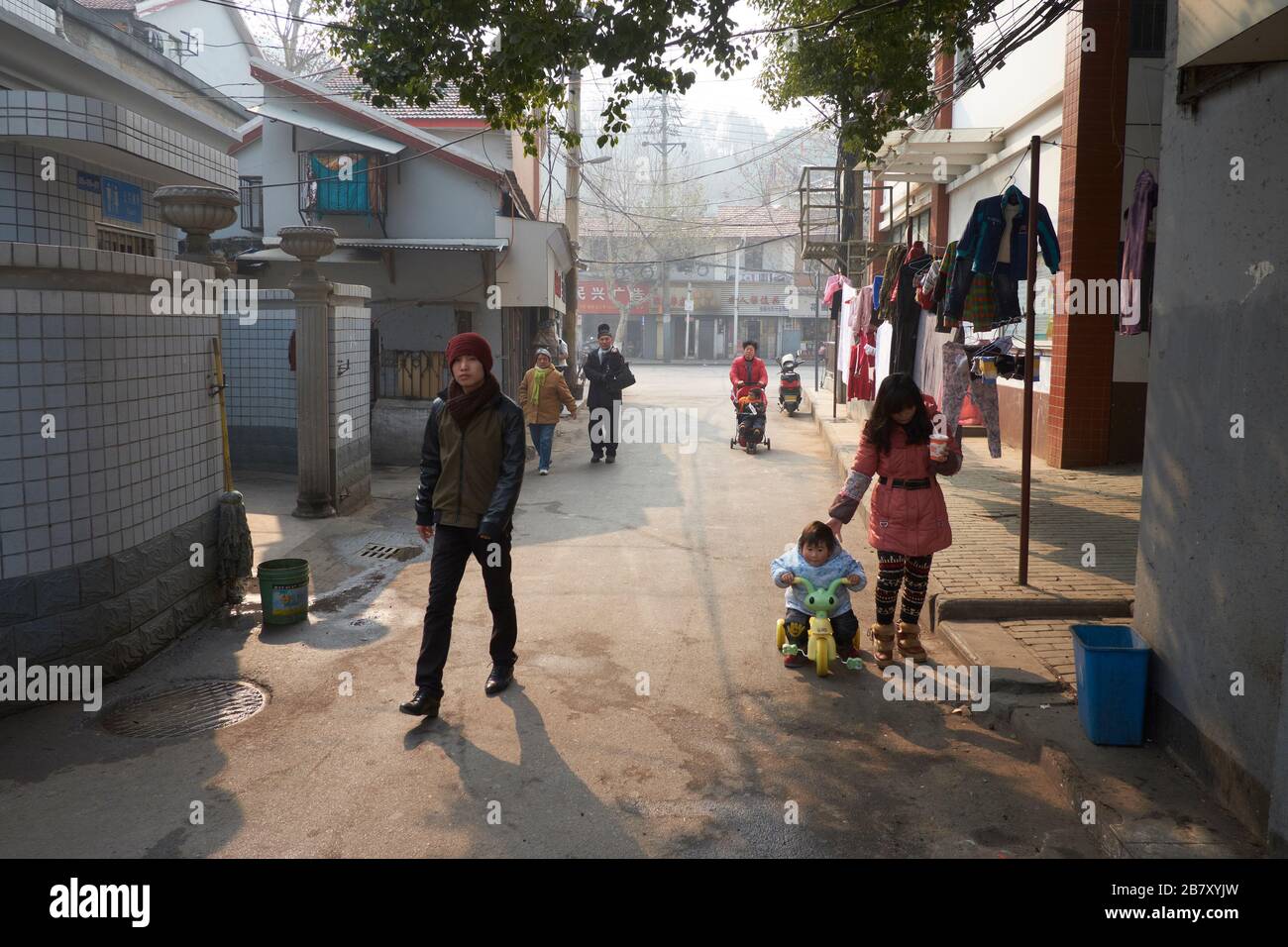 Wuhan, China in der Provinz Hubei, wurde 2013 gedreht und zeigt das lebendige Straßenleben in dieser großen chinesischen Stadt. Stockfoto