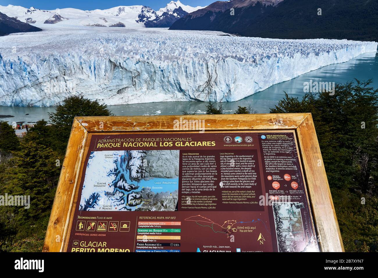 Informationsschild vor dem Perito Moreno Gletscher, Patagonien, Sant Cruz, Argentinien. Stockfoto