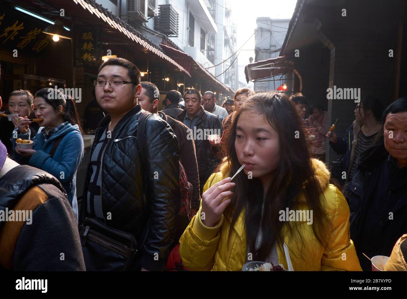 Wuhan, China in der Provinz Hubei, wurde 2013 gedreht und zeigt das lebendige Straßenleben in dieser großen chinesischen Stadt. Stockfoto