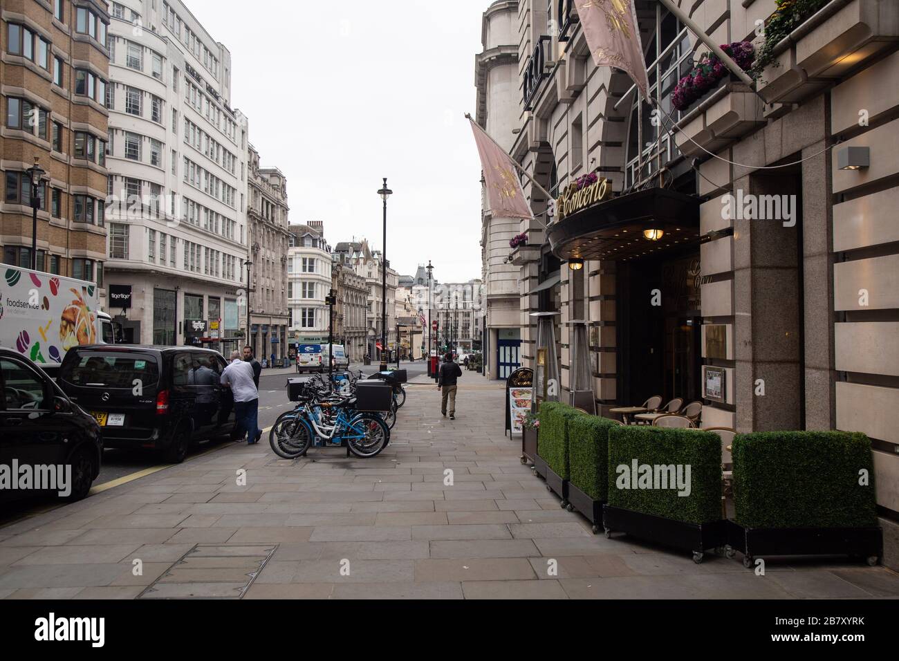 März 2020, London: Ikonische Touristenattraktionen und Verkehrssysteme in London sind leer, da Corona Virus die Menschen von den Straßen treibt Stockfoto