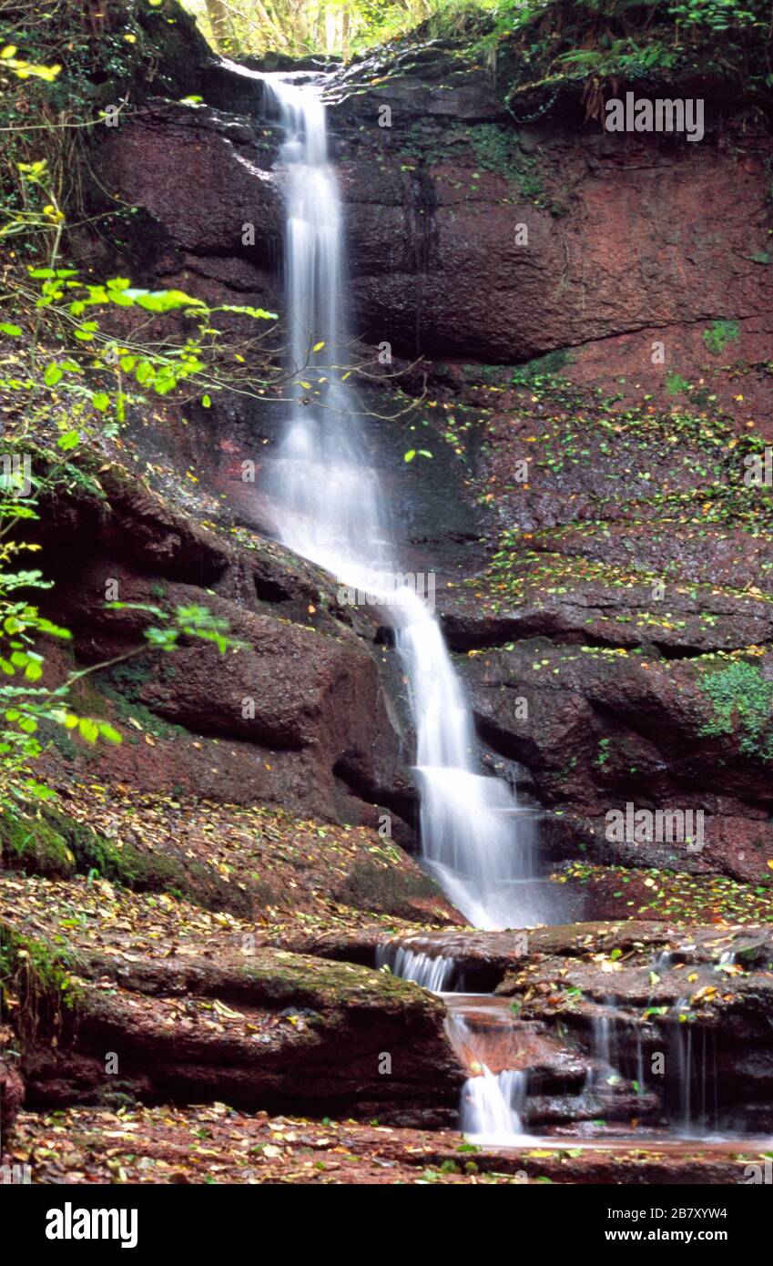 Die Hälfte des Wasserfalls in der Nähe von Talguth kennt man als Hexen-Pool oder Pwll y Wrach. Dies liegt in den Black Mountains auf der östlichen Seite der Brecon Beacons Stockfoto