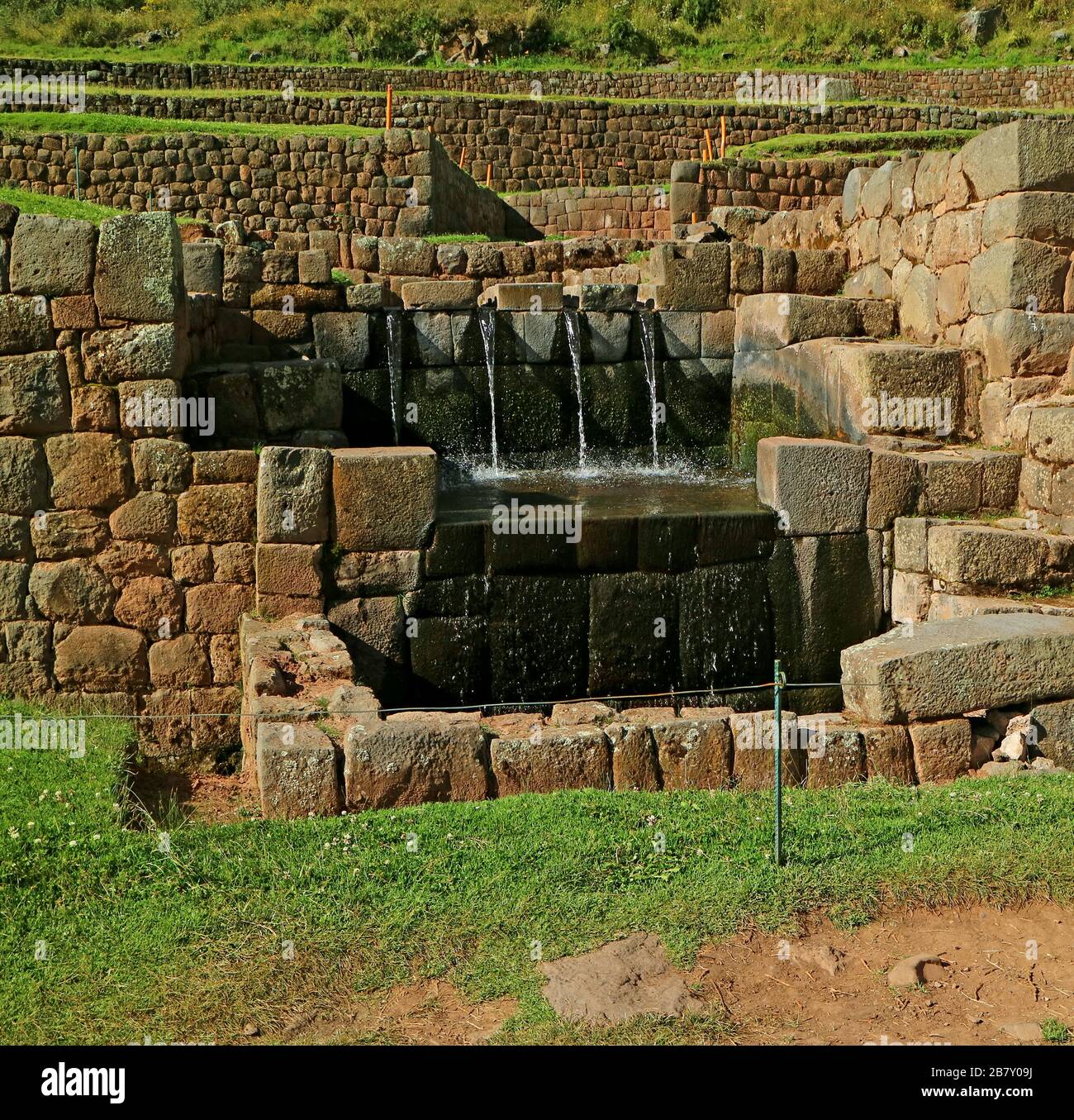 Gut erhaltener Inka-Brunnen in Tipon, historische Bauingenieurmarken im Heiligen Tal der Inka, Cuzco, Peru Stockfoto