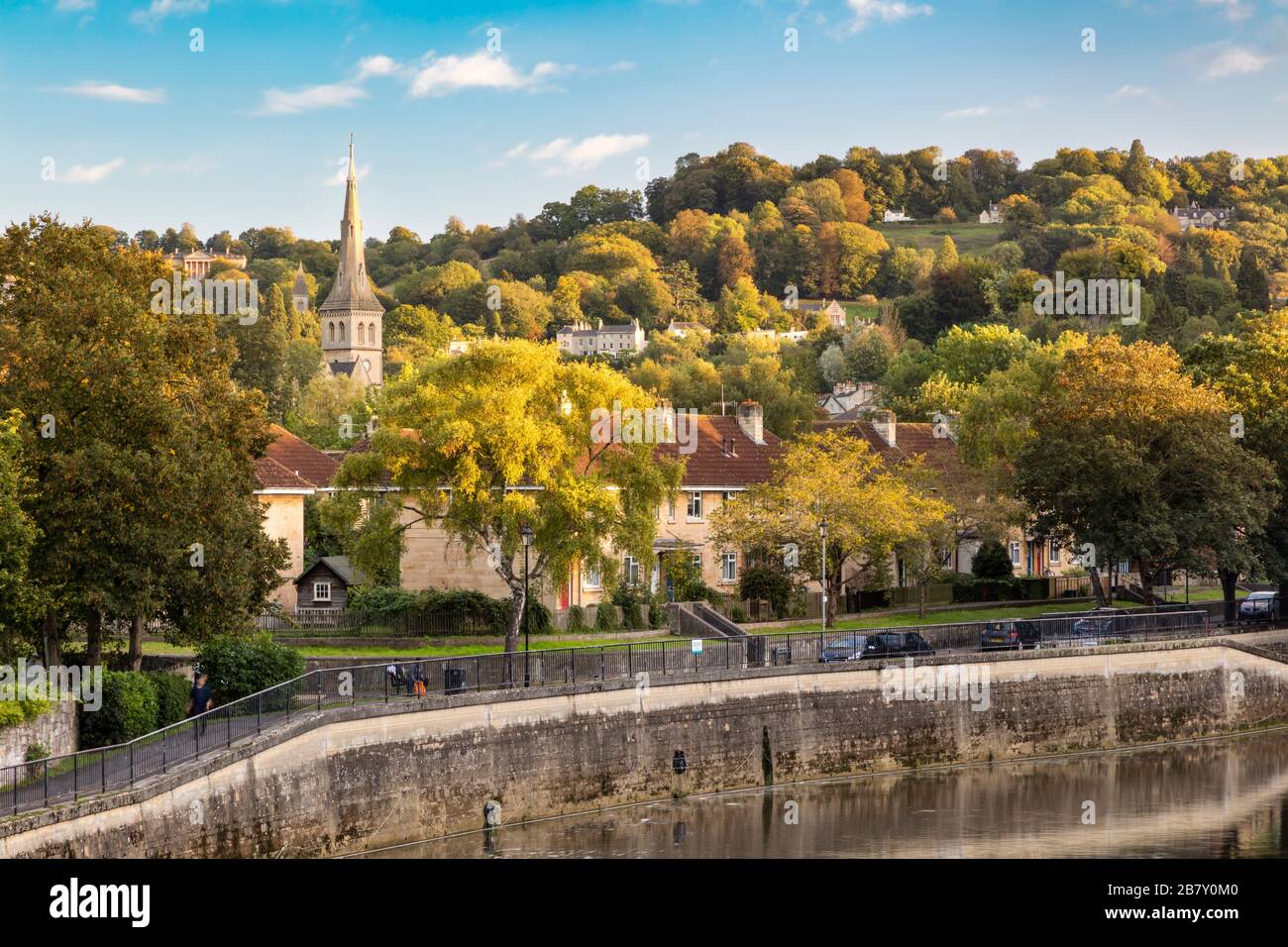 Abendsonne über Saint Matt's Church und Hang mit Blick auf den Fluss Avon, Bath, Somerset, England, Großbritannien Stockfoto