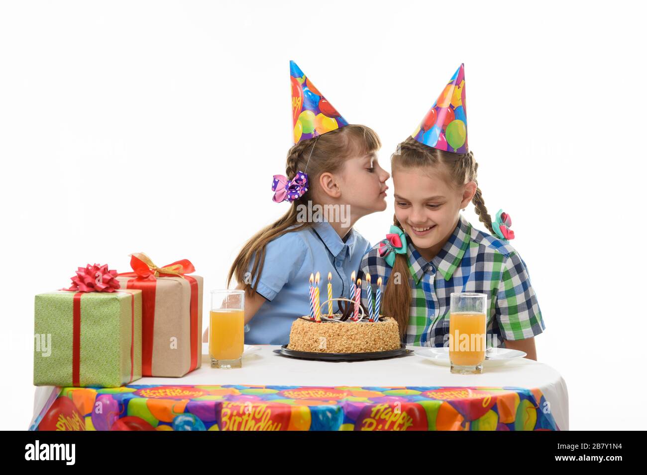 Mädchen bei einer Geburtstagsfeier sagt noch etwas im Ohr Stockfoto