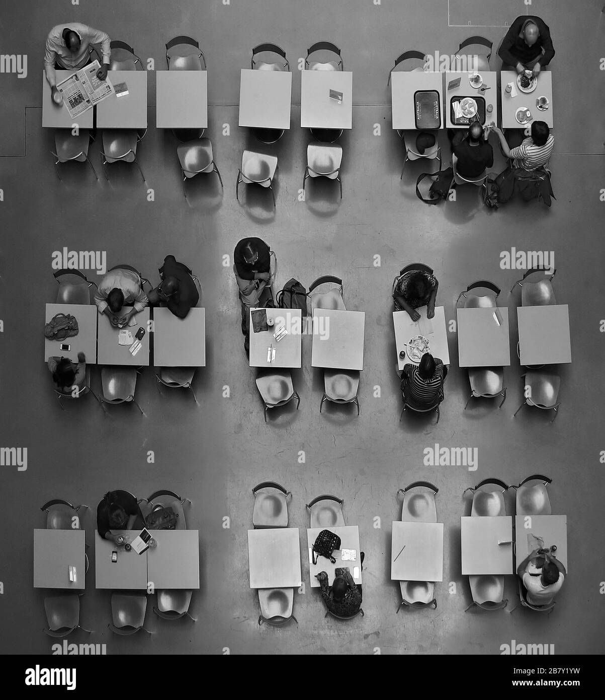 Lebensmittel-Court-Tische mit Blick auf die Schwarzweiß-Küche Stockfoto