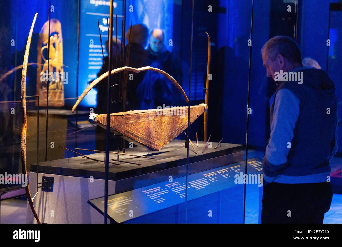 Besucher der Tutanchamun-Ausstellung, die sich mit Waffen aus dem Grab Tutanchamens aus dem alten Ägypten, Saatchi Gallery London UK, beschäftigt Stockfoto